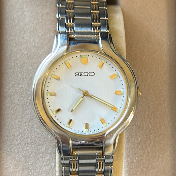 VINTAGE SLIM UNISEX SEIKO DRESS Watch